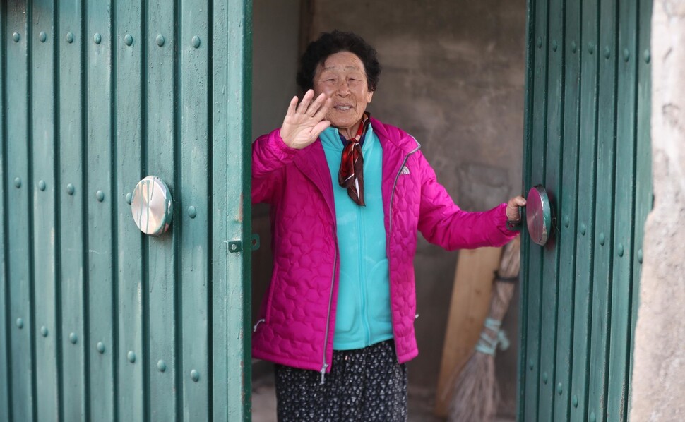 황화자 할머니가 배웅인사를 하고 있다. 완도/박종식 기자