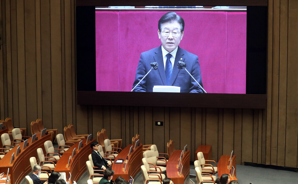 한동훈 법무부 장관이 27일 국회 본회의장에서 본인의 체포동의안에 관한 이재명 더불어민주당 대표의 신상발언을 듣고 있다. 김경호 선임기자 jijae@hani.co.kr