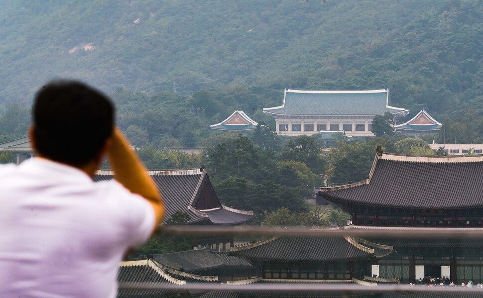 조국 사태는 정부의 국정 운영에 많은 정치적 과제를 던지고 있다. 시민들이 청와대를 바라보는 모습. 연합뉴스