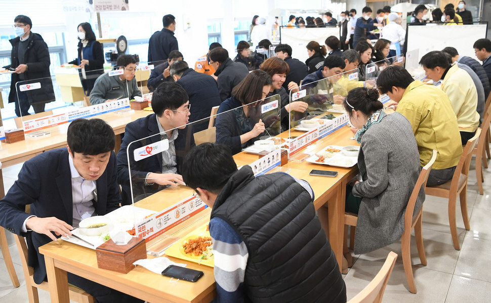 경북도청이 ‘사회적 거리두기’ 차원에서 매일 600여명이 이용하는 구내식당 식탁에 투명 칸막이를 설치했다. 경북도 제공