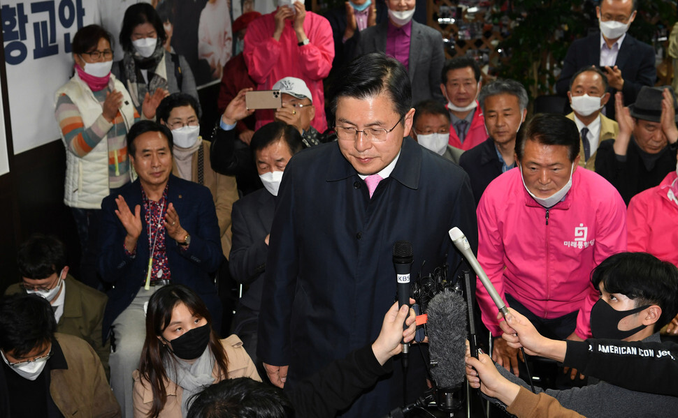 제21대 국회의원선거 서울 종로에 출마한 미래통합당 황교안 후보가 지난달 15일 오후 서울 종로구 선거사무소에서 관계자들과 인사를 나눈 후 발걸음을 옮기고 있다. 연합뉴스