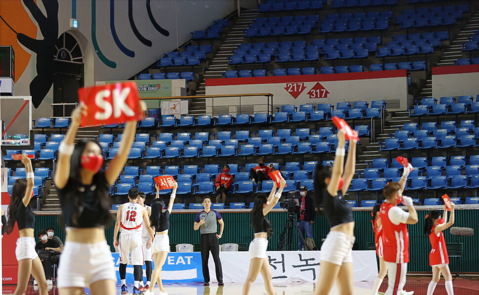 17일 서울 송파구 잠실학생체육관에서 2021-2022 프로농구 케이비엘 리그 서울 에스케이 나이츠와 울산 현대 모비스 피버스의 경기가 무관중으로 열리고 있다. 지난 15일 발표된 코로나19 방역지침 조정안에 따르면, 프로농구의 경우 오는 21일부터 거리두기 4단계 지역에서도 백신접종 완료자에 한해 총 수용 규모의 20%까지 관중 입장이 허용된다. 연합뉴스