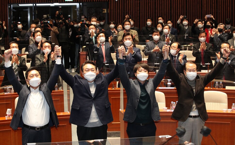 국민의힘 김기현 원내대표(앞줄 왼쪽부터), 윤석열 대선 후보, 이준석 대표, 김기현 원내대표가 6일 오후 국회에서 열린 의원총회에서 단독 회동을 마친 뒤 회의장에 돌아와 두 팔을 들어올리고 있다. 김봉규 선임기자