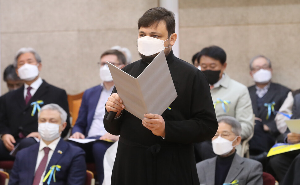 14일 오전 서울 종로구 한국기독교회관에서 열린 우크라이나 전쟁 난민 긴급 구호연대 발족 기자회견에서 로만 카브착 우크라이나 신부가 기자회견문을 낭독하고 있다. 신소영 기자