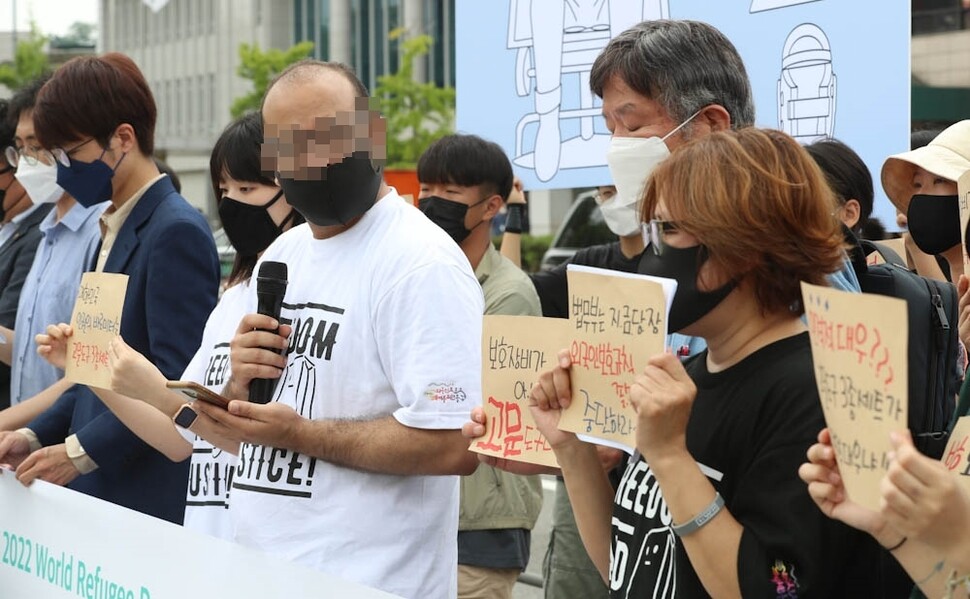 지난해 11월 법무부 화성외국인보호소에서 일어난 ‘새우꺾기’ 등 가혹행위 피해자가 20일 오전 서울 용산 대통령 집무실 앞에서 ‘외국인보호규칙 개악’을 규탄하는 발언을 하고 있다. 김정효 기자