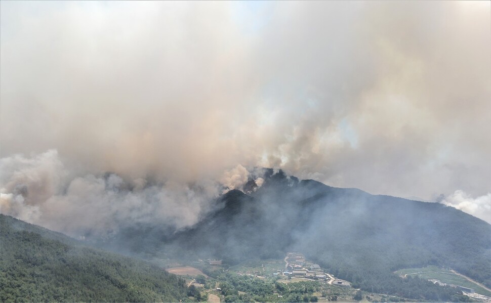 지난 5월30일 경남 밀양시 옥교산에서 발생한 산불 모습. 경남소방본부 제공