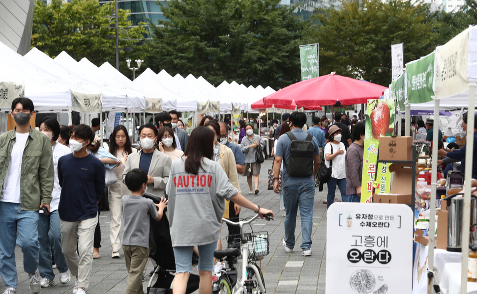 13일 오전 서울 마포구 상암동 디엠시 앞 광장에서 열린 ‘2022년 하반기 농부의 시장'에서 시민들이 각 지방의 농산물과 가공품들을 살펴보고 있다. 윤운식 선임기자