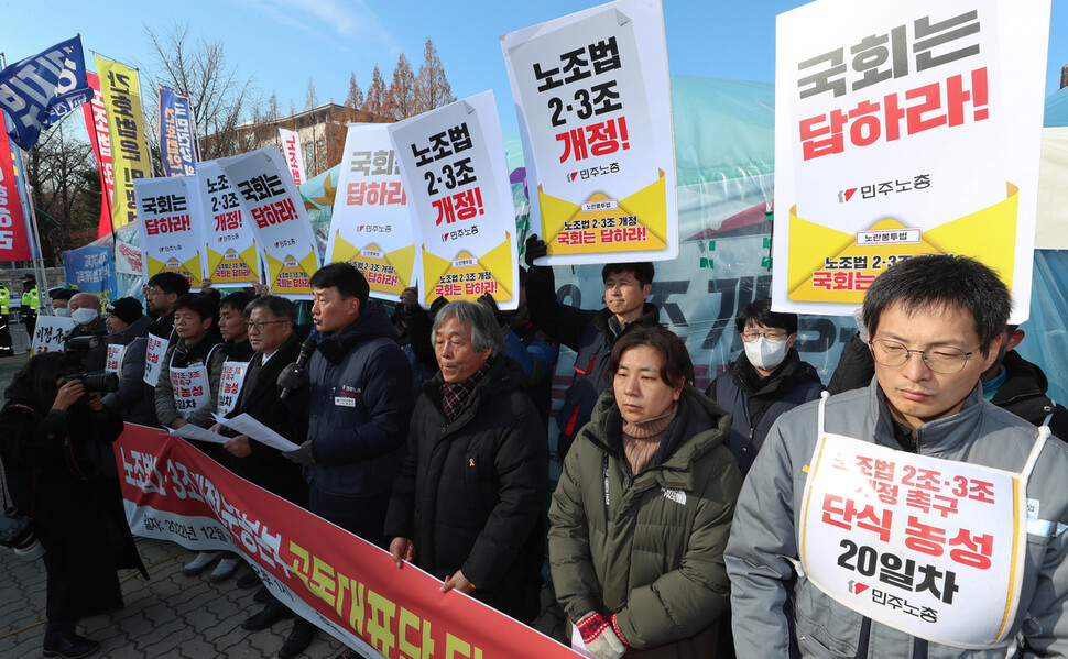 시민사회의 결집체인 ‘노조법 2·3조 개정 운동본부’ 공동대표단이 19일 오후 국회 앞에서 기자회견을 열어 ‘노란봉투법’으로 불리는 노동조합 및 노사관계조정법 2·3조 개정안을 남은 임시국회 기간 동안 국회가 신속히 처리할 것을 촉구하며 노동시민사회의 총력 집중 투쟁 돌입 방침을 밝히고 있다. 박희은 민주노총 부위원장과 윤장혁 금속노조 위원장, 유성욱 서비스연맹 전국택배노조 씨제이(CJ)대한통운본부 본부장, 강인석·유최안 민주노총 금속노조 거제·통영·고성 조선하청지회 부지회장, 이김춘택 사무장 등 20일째 단식농성 중인 당사자들과 함께 공동대표단 전원도 이날부터 단식을 시작했다. 김정효 기자 hyopd@hani.co.kr