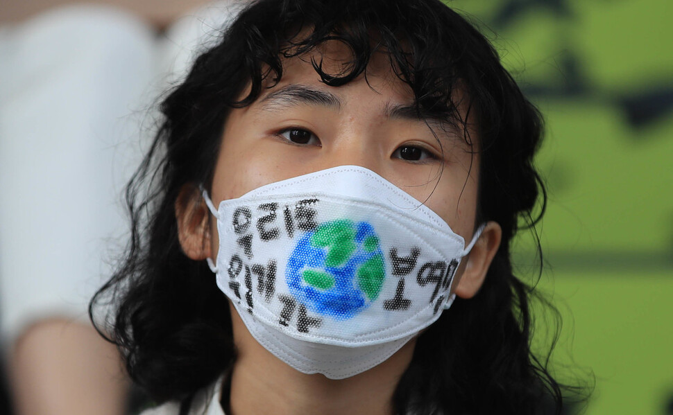 제주 표선고 강민경 학생이 9월 23일 서울 용산구 용산역광장에서 열린 ‘글로벌 기후파업’에서 ‘우리도 위기가 보여’라고 적힌 마스크를 쓰고 있다. 박종식 기자 anaki@hani.co.kr