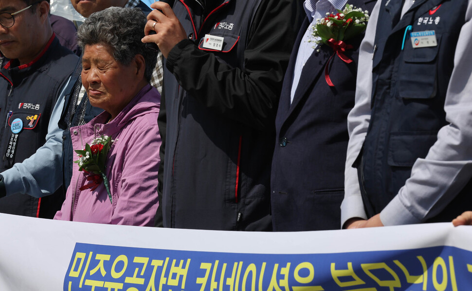 김귀정 열사의 어머니인 김종분 여사가 8일 오전 서울 영등포구 국회의사당 앞에서 열린 민주유공자법 카네이션을 부모님 가슴에, 민주유공자법 당장 제정하라! 양대노총 기자회견에서 생각에 잠겨 있다. 백소아 기자