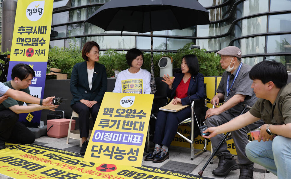 이정미 정의당 대표가 6일 오후 서울 종로구 주한일본대사관 앞 농성장을 찾은 오츠바키 류코 일본 사회민주당 참의원과 이야기를 나누고 있다. 김정효 기자