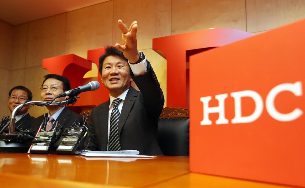 정몽규 HDC현대산업개발 회장(오른쪽)이 12일 오후 서울 용산구 본사 대회의실에서 아시아나항공 인수 우선협상대상자 선정 관련 기자회견을 하고 있다. 공동취재사진