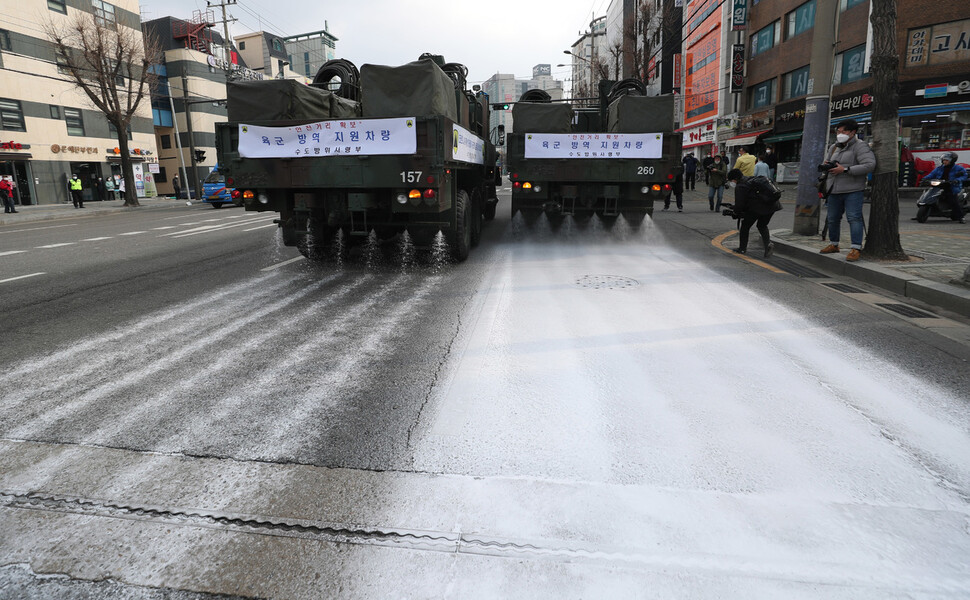코로나19 방역에 나선 수도방위사령부 제독차량이 서울 시내 도로를 소독하고 있다. 국방부는 코로나19를 ‘전시에 준한 상황’으로 보고 가능한 모든 자원을 투입해 대응하고 있다. 연합뉴스