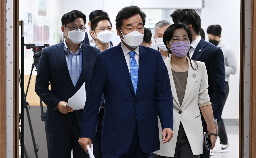 이낙연 전 더불어민주당 대표가 대선 경선 후보가 13일 오전 저출산 해결 공약을 발표하기 위해 서울 여의도 국회 소통관에 들어서고 있다. 연합뉴스