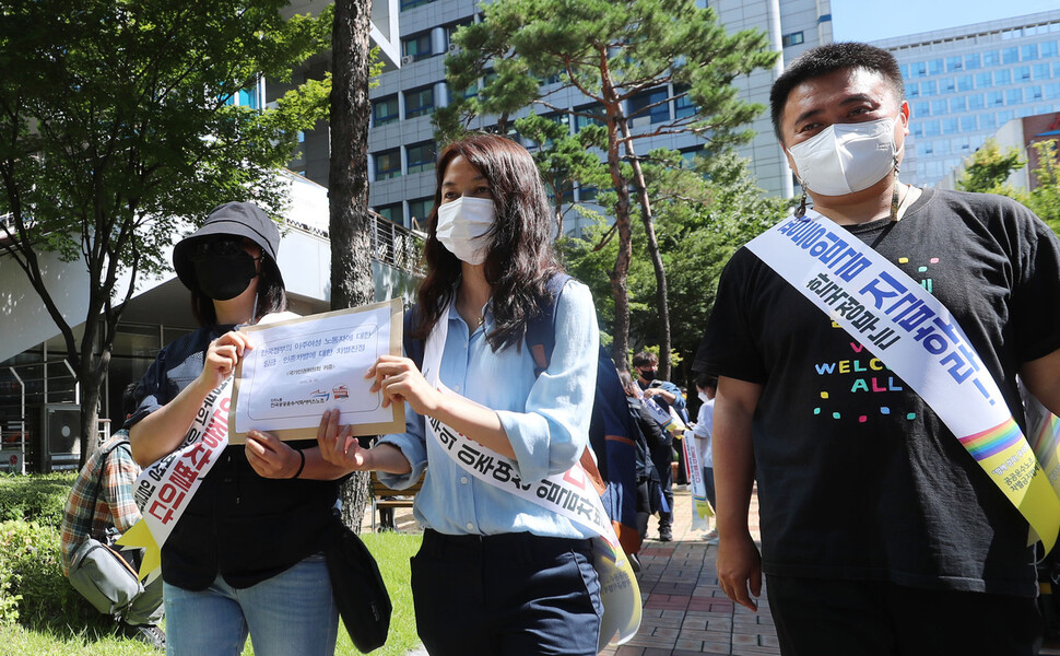 차별금지법제정연대 관계자와 이주노동자가 27일 오전 서울 중구 국가인권위원회에 이주여성노동자에 대한 임금·인종차별에 대한 진정을 접수하기 위해 건물에 들어서고 있다. 신소영 기자 viator@hani.co.kr