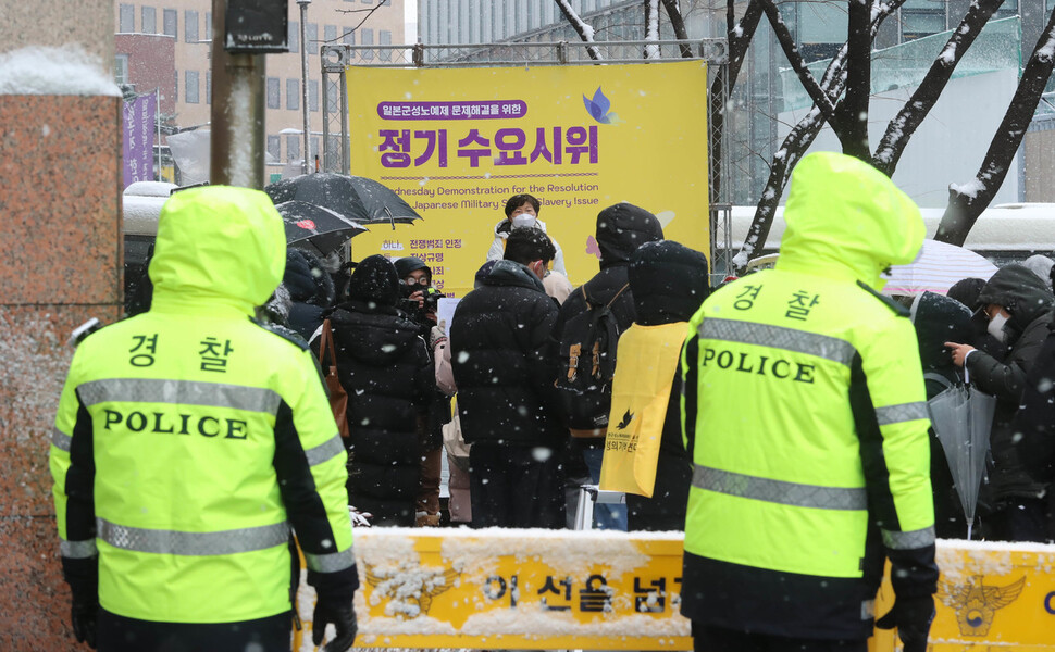 19일 낮 서울 종로구 옛 일본대사관 앞에서 열린 일본군성노예제 문제해결을 위한 1527차 정기 수요시위 주변에 질서유지선과 경찰 병력이 배치돼 있다. 신소영 기자 viator@hani.co.kr