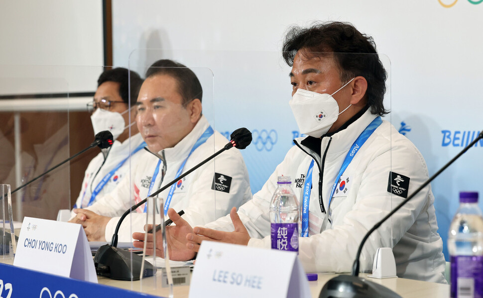 8일 중국 베이징 메인미디어센터에서 열린 대한민국 선수단 베이징겨울올림픽 긴급 기자회견에서 최용구 쇼트트랙 대표팀 지원단장(오른쪽) 쇼트트랙 판정 문제와 관련해 발언하고 있다. 가운데는 윤홍근 선수단장. 베이징/연합뉴스