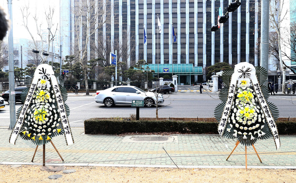 지난해 행정안전부 경찰국 신설에 반대하며 전국 경찰서장 회의를 주도한 류삼영 총경이 6일 오후 기자회견을 하기로 예정된 서울 경찰공원에 근조화환이 놓여 있다. 윤운식 선임기자