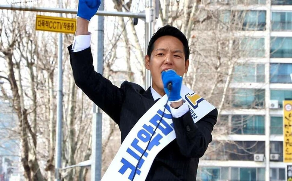 강남권에서 가장 보수적인 곳으로 알려진 강남병에 출마한 민주당 김한규 후보가 거리유세에서 지지를 호소하고 있다. 김한규 후보 SNS 갈무리.