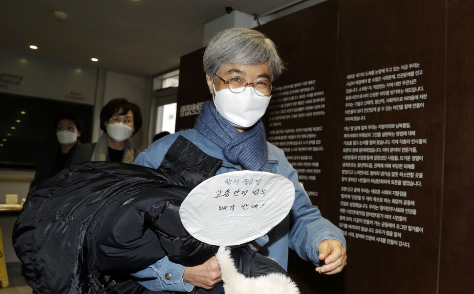 김진숙 민주노총 지도위원이 토론회가 열리기 전 서울 종로구 참여연대 아름드리홀로 들어오고 있다. 김혜윤 기자