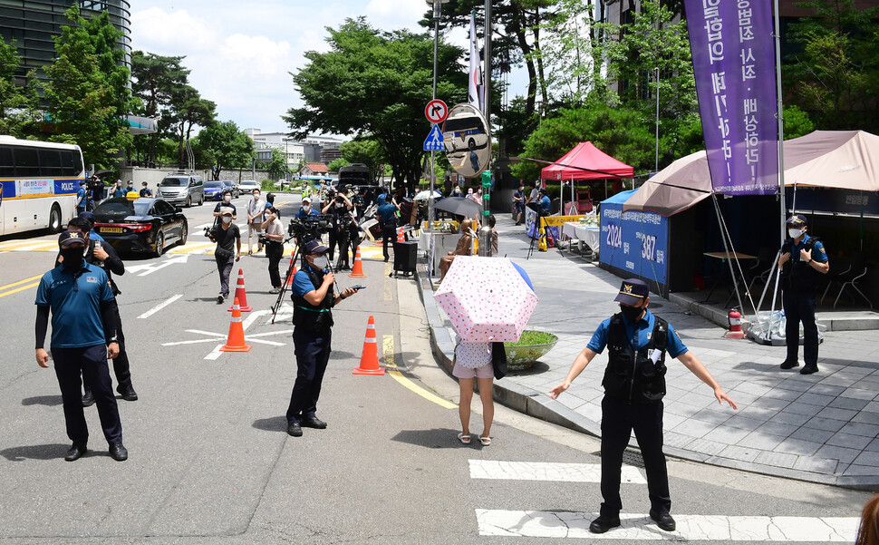 14일 1500차 정기수요시위가 강화된 거리두기로 1인시위 형태로 진행되고 있다. 공동취재사진