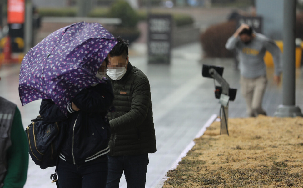 14일 오전 서울 시내에 갑자기 강한 돌풍을 동반한 비가 내리자 시민들이 황급히 비를 피하고 있다. 윤운식 선임기자 yws@hani.co.kr