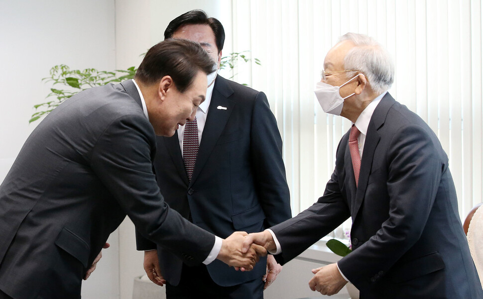 윤석열 당선자가 21일 오전 서울 종로구 통의동 대통령직 인수위원회 사무실에서 경제 6단체장들과 오찬 회동을 하기에 앞서 손경식 경총 회장과 인사를 나누고 있다. 공동취재사진