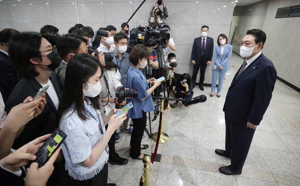 윤석열 대통령이 3일 오전 서울 용산 대통령실 청사로 출근하며 기자들의 질문에 답하고 있다. 대통령실사진기자단