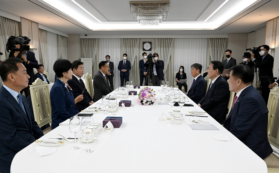 윤석열 대통령이 19일 용산 대통령실에서 김진표 국회의장을 비롯한 21대 국회 후반기 국회의장단을 초청해 만찬을 하기 전 인사말을 하고 있다. 대통령실사진기자단