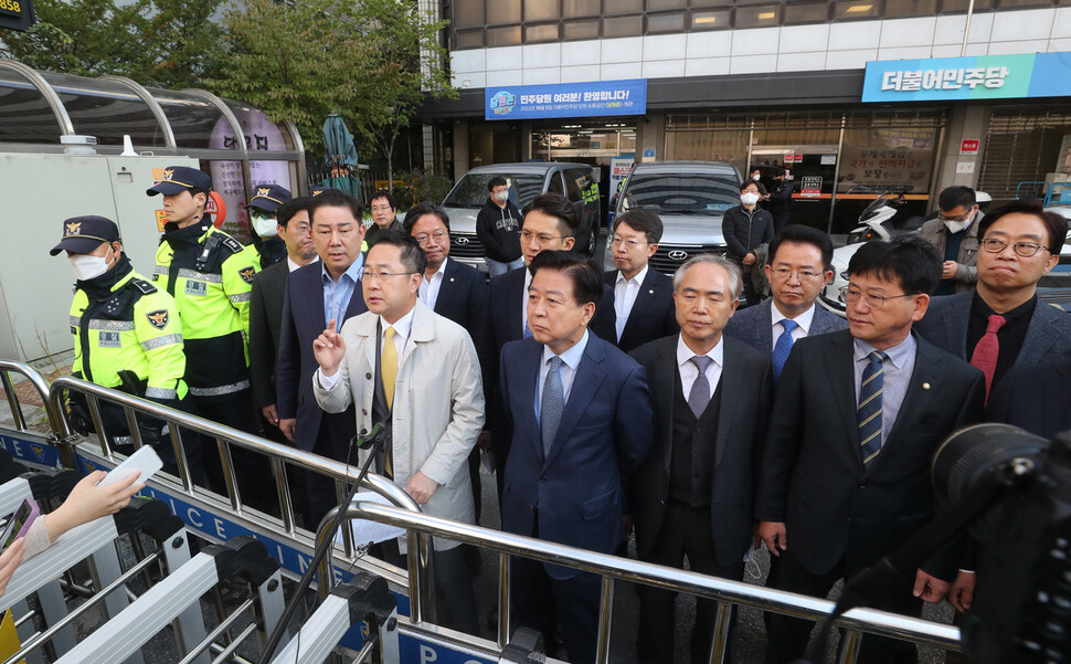 검찰이 닷새 만에 민주연구원에 대한 압수수색을 다시 시도한 24일 오전 서울 여의도 더불어민주당 중앙당사 앞에서 박성준 대변인 등 의원들이 입장을 발표하고 있다. 신소영 기자