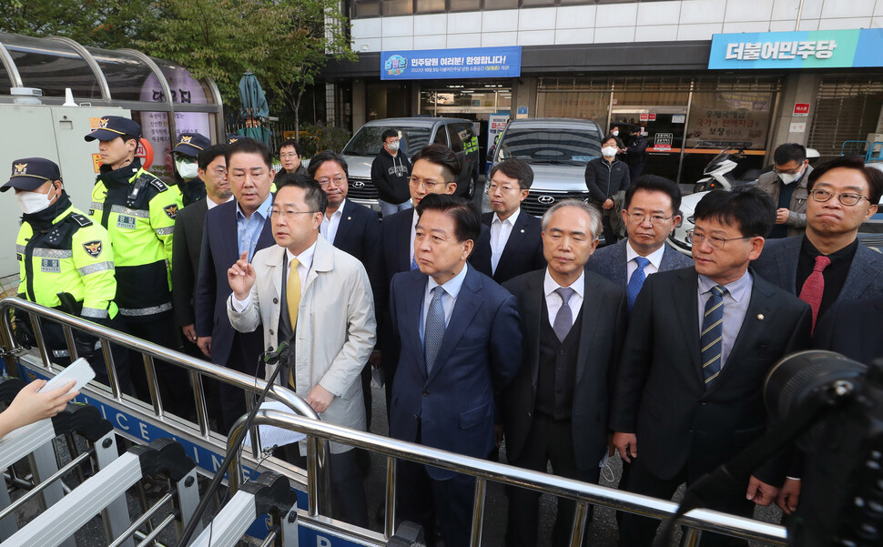 검찰이 닷새 만에 민주연구원에 대한 압수수색을 시도한 24일 오전 서울 여의도 더불어민주당 중앙당사 앞에서 박성준 대변인 등 의원들이 입장을 발표하고 있다. 신소영 기자 viator@hani.co.kr