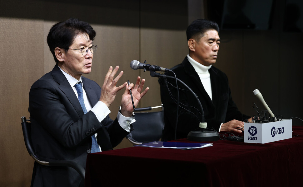 이강철 감독(왼쪽)과 조범현 기술위원장이 4일 오후 서울 강남구 도곡동 야구회관에서 2023 세계야구클래식(WBC)에 출전할 30명 명단을 발표한 뒤 취재진의 질문에 답하고 있다. 연합뉴스