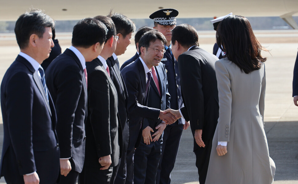 윤석열 대통령이 16일 경기 성남시 서울공항에서 기시다 후미오 일본 총리와의 정상회담을 위해 전용기에 탑승하기 전 인사를 나누고 있다. 대통령실사진기자단