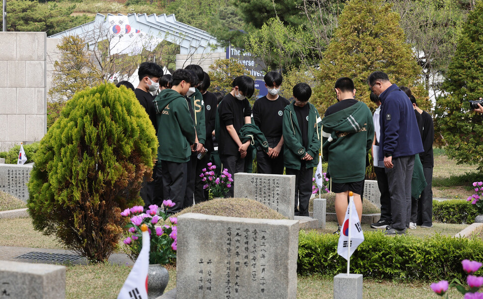 4.19혁명 기념일을 하루 앞둔 18일 오후 서울 강북구 4.19 민주묘지를 찾은 서라벌중학교 학생들이 참배하고 있다. 신소영 기자