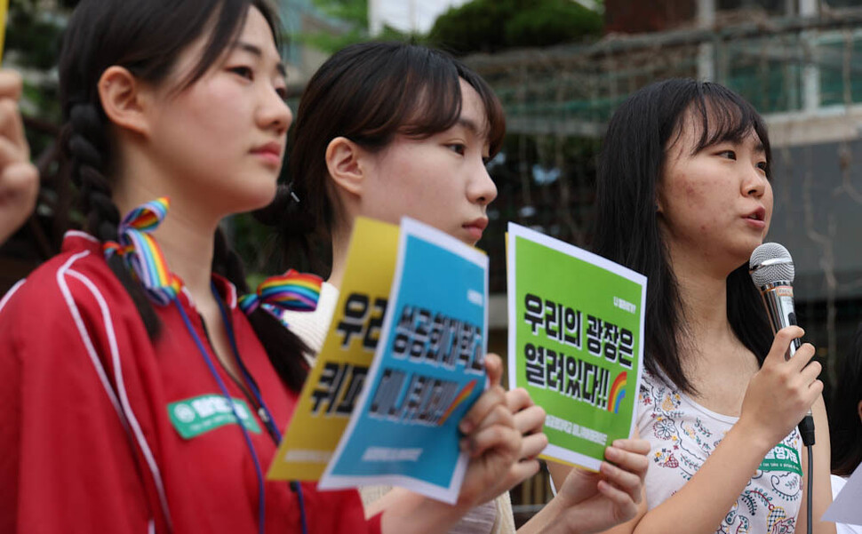 ‘성공회대 미니퀴어퍼레이드 조직위원회’ 소속 단체 대표자 등이 20일 오전 서울 구로구 성공회대 나눔관 광장에서 ‘제1회 성공회대학교 미니 퀴어퍼레이드 개최 기자회견’을 하고 있다. 김정효 기자