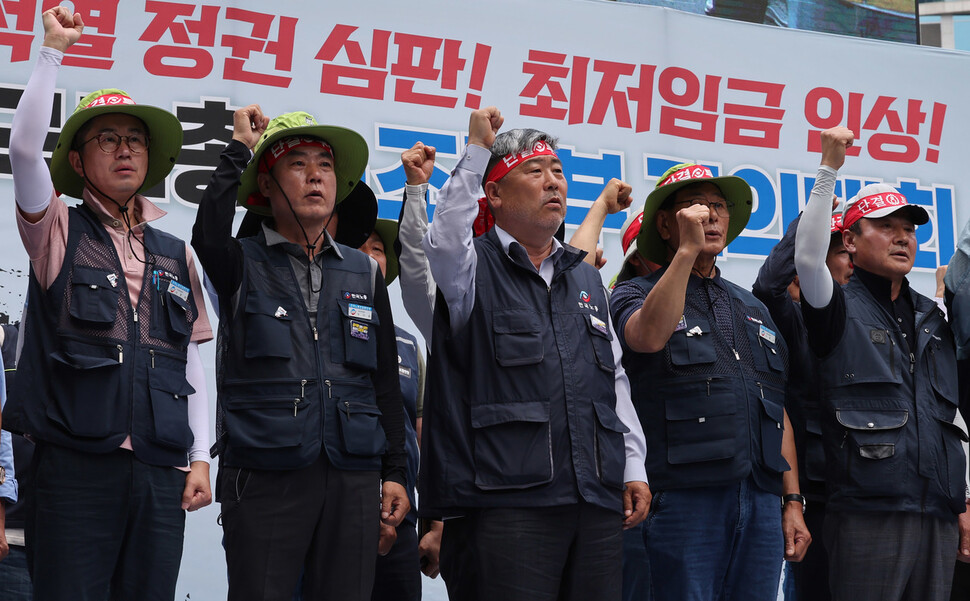 김동명 한국노총 위원장(가운데)을 비롯한 관계자들이 구호를 외치고 있다. 신소영 기자