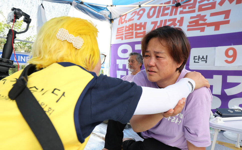 ‘이태원참사 특별법’ 제정을 촉구하는 행진을 마친 세월호 참사 희생자 고 권순범군의 어머니 최지영(왼쪽)씨가 28일 오후 10·29 이태원참사 진상규명 특별법 제정을 촉구하며 국회 앞에서 9일째 농성 중인 고 박가영씨의 어머니 최선미씨를 위로하고 있다. 김정효 기자 hyopd@hani.co.kr