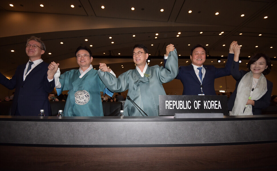 박완수 경남지사(오른쪽 두번째), 최응천 문화재청장(가운데), 이철우 경북지사(왼쪽 두번째) 등 관계자가 17일(한국시각) 사우디아라비아 리야드에서 열린 유네스코 세계유산위원회에서 가야고분군이 세계유산에 등재되자 밝은 표정을 짓고 있다. 연합뉴스