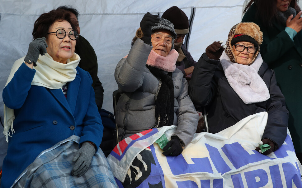 일본군 ‘위안부’ 피해자 이용수 할머니(왼쪽)와 필리핀의 ‘위안부’ 피해자 나르시사 클라베리아(가운데), 에스텔리타 디 할머니가 20일 오후 서울 종로구 옛 일본대사관 앞에서 열린 제1414차 일본군 성노예제 문제 해결을 위한 정기 수요시위에 참석해 일본의 반인류적 죄악에 대한 진솔한 사과와 보상을 요구하고 있다. 김정효 기자 hyopd@hani.co.kr