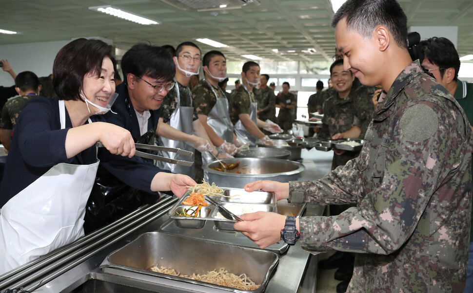 심상정 정의당 대표가 지난 9월10일 경기도 양주 육군 25사단 신병교육대대 추석맞이 장병 격려 방문 행사에 참석해 장병들에게 점심 배식을 하고 있다. <한겨레>자료사진