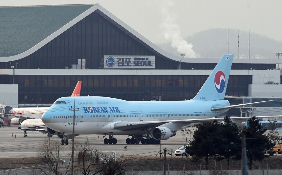 중국 후베이성 우한과 인근에서 철수하는 한국인 367명을 실은 정부 전세기가 31일 오전 김포공항에 도착하고 있다. 김포공항/공동취재사진