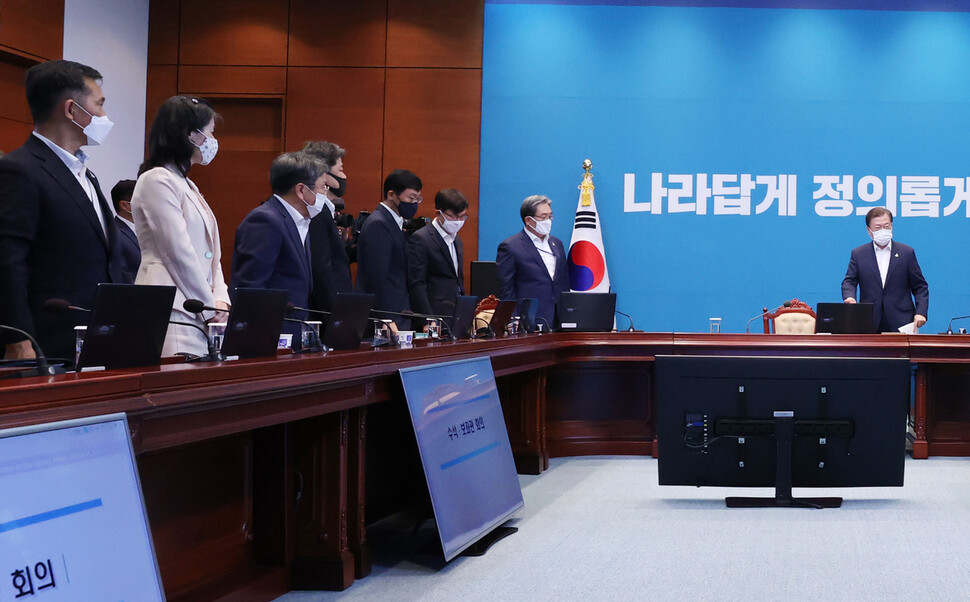 문재인 대통령이 10일 오후 청와대에서 열린 수석·보좌관 회의에 참석하고 있다. 왼쪽부터 김연명 사회수석, 김외숙 인사수석, 강기정 정무수석, 하동수 국토교통비서관, 이호승 경제수석, 김상조 정책실장, 노영민 대통령 비서실장, 문 대통령. 연합뉴스