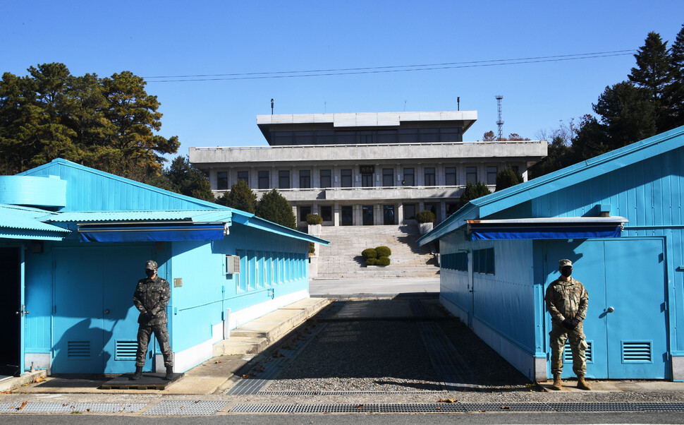 4일 오전 판문점에서 유엔사 장병들이 비무장 상태로 경계근무를 하고 있다. 사진공동취재단