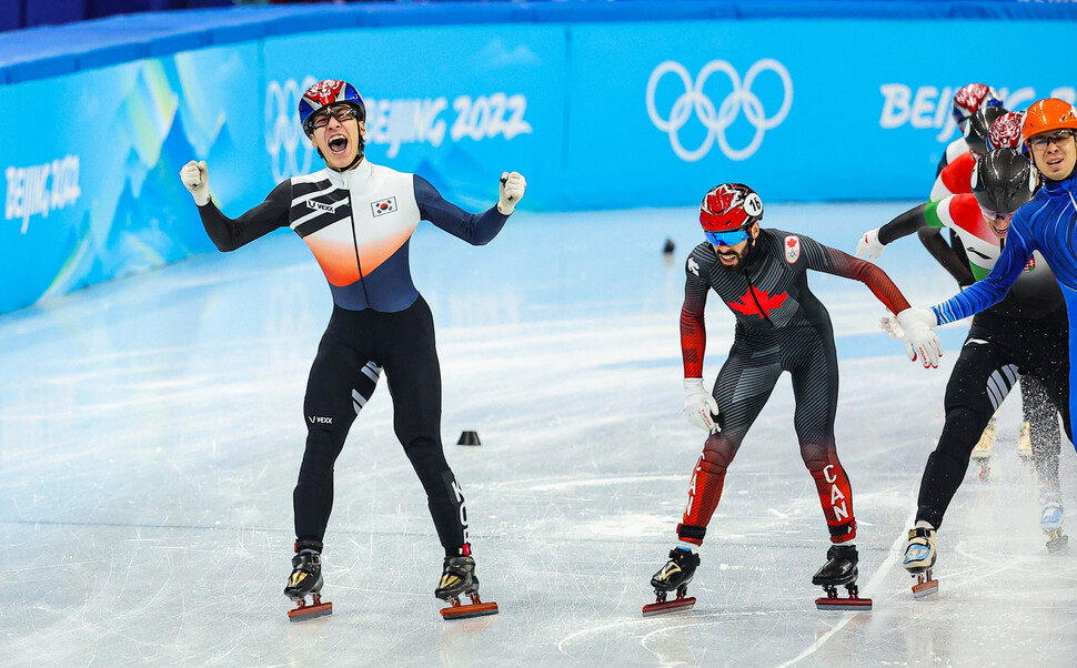 한국 쇼트트랙 대표팀 황대헌이 9일 오후 중국&nbsp;베이징&nbsp;서우두체육관에서 열린 2022 베이징 겨울올림픽 쇼트트랙 남자 1500m 결승에서 가장 먼저 결승선을 통과한 뒤 포효하고 있다. 베이징/연합뉴스