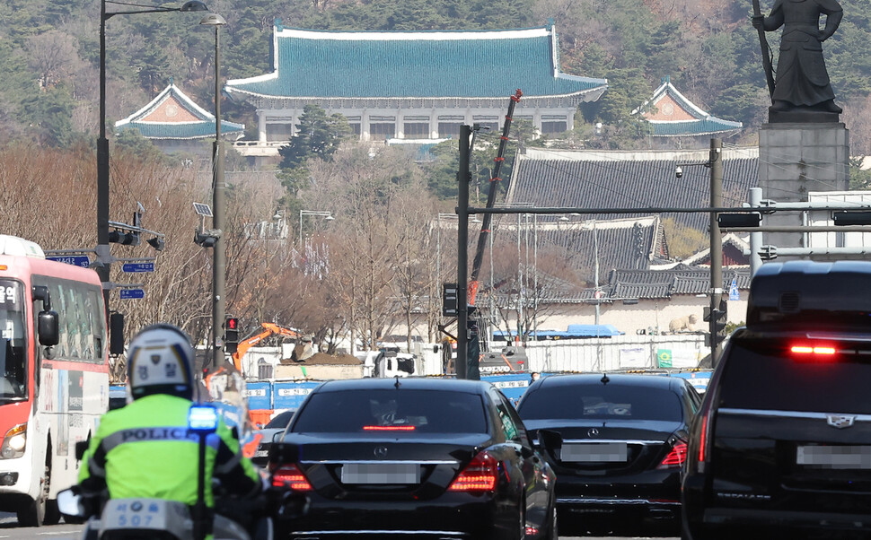 28일 오전 윤석열 당선자가 서울 종로구 통의동 집무실로 출근하고 있다. 근처에 청와대가 보인다. 연합뉴스