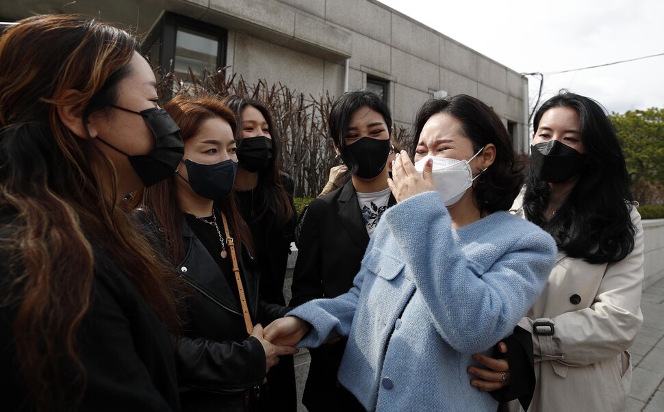 임보란 대한문신사중앙회 이사장이 회원들의 위로와 응원을 받으며 눈물을 흘리고 있다. 임보란 이사장은 눈물을 훔치며 “대한문신사중앙회 회원들에게 이 소식을 어떻게 전해야할지 모르겠다”고 말했다. <br>김혜윤 기자 unique@hani.co.kr