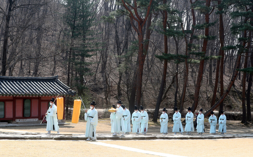 6일 오전 경기 구리시 동구릉 건원릉에서 봉분의 억새를 베는 `청완 예초의' 뒤 고유제가 열리고 있다. 구리/김태형 기자