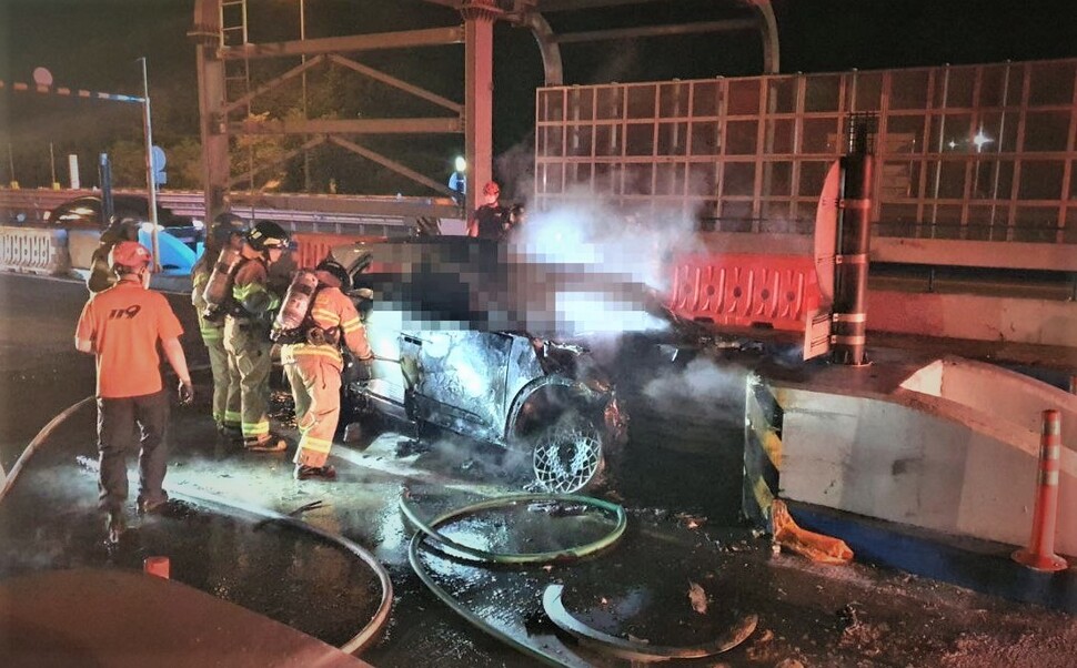 지난 4일 밤 부산 강서구 남해2지선 고속도로 서부산요금소를 통과하려던 아이오닉 승용차가 요금소 충격흡수대와 충돌했다. 이 사고로 승용차에 불이 나서, 운전자 등 탑승자 2명이 목숨을 잃었다. 부산소방본부 제공