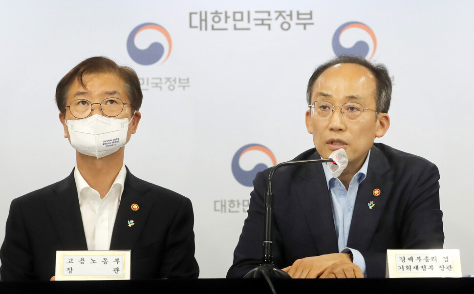 추경호 경제부총리 겸 기획재정부 장관(오른쪽)이 16일 오후 서울 광화문 정부서울청사 브리핑실에서 새정부 경제정책방향을 발표하고 있다. 왼쪽은 이정식 고용노동부 장관. 신소영 기자 viator@hani.co.kr