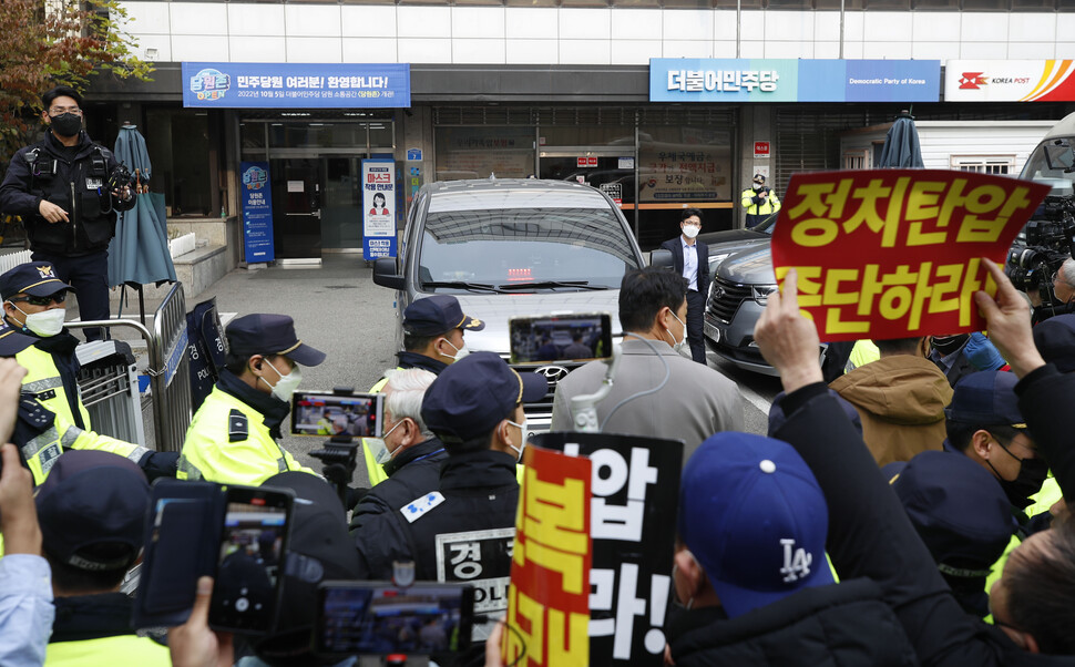 이재명 더불어민주당 대표의 최측근인 정진상 당 대표실 정무조정실장을 수사하기 위해 자택 등을 압수수색을 실시한 검찰이 9일 오후 서울 여의도 더불어민주당 중앙당사에서 압수수색을 마치고 철수하고 있다. 김혜윤 기자 unique@hani.co.kr